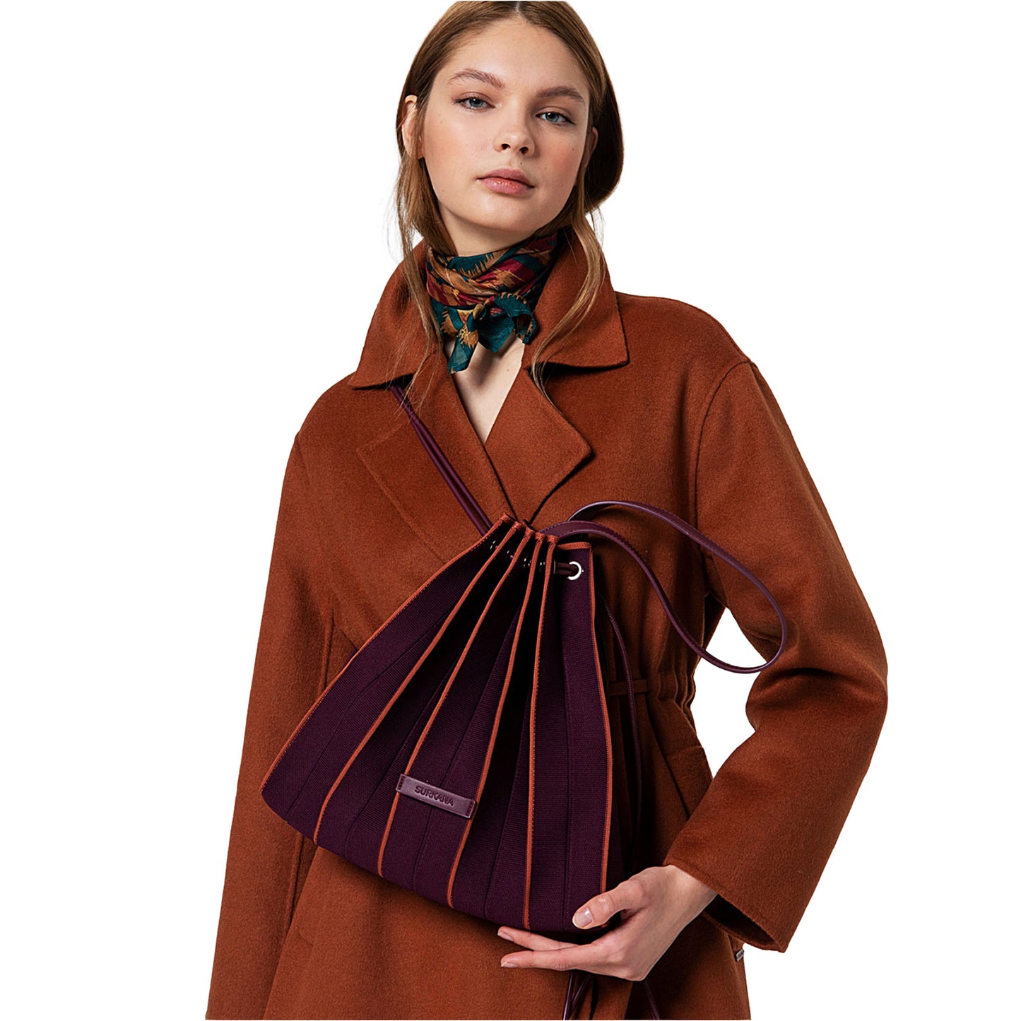 SURKANA - Borsa/zaino in maglia plissettata con necessaire