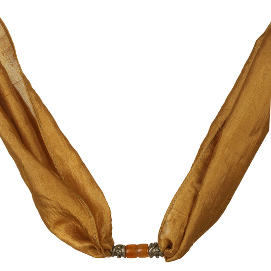 Collana seta riciclata puf con elementi legno e metallo