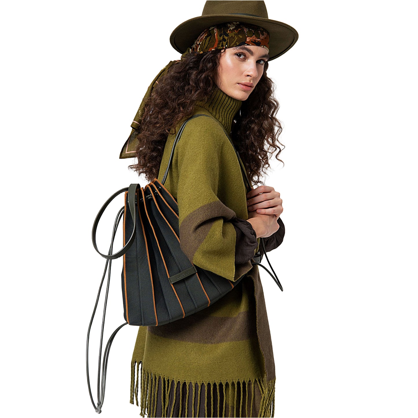 SURKANA - Borsa/zaino in maglia plissettata con necessaire