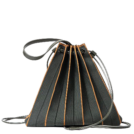 SURKANA - Borsa/zaino in maglia plissettata con necessaire