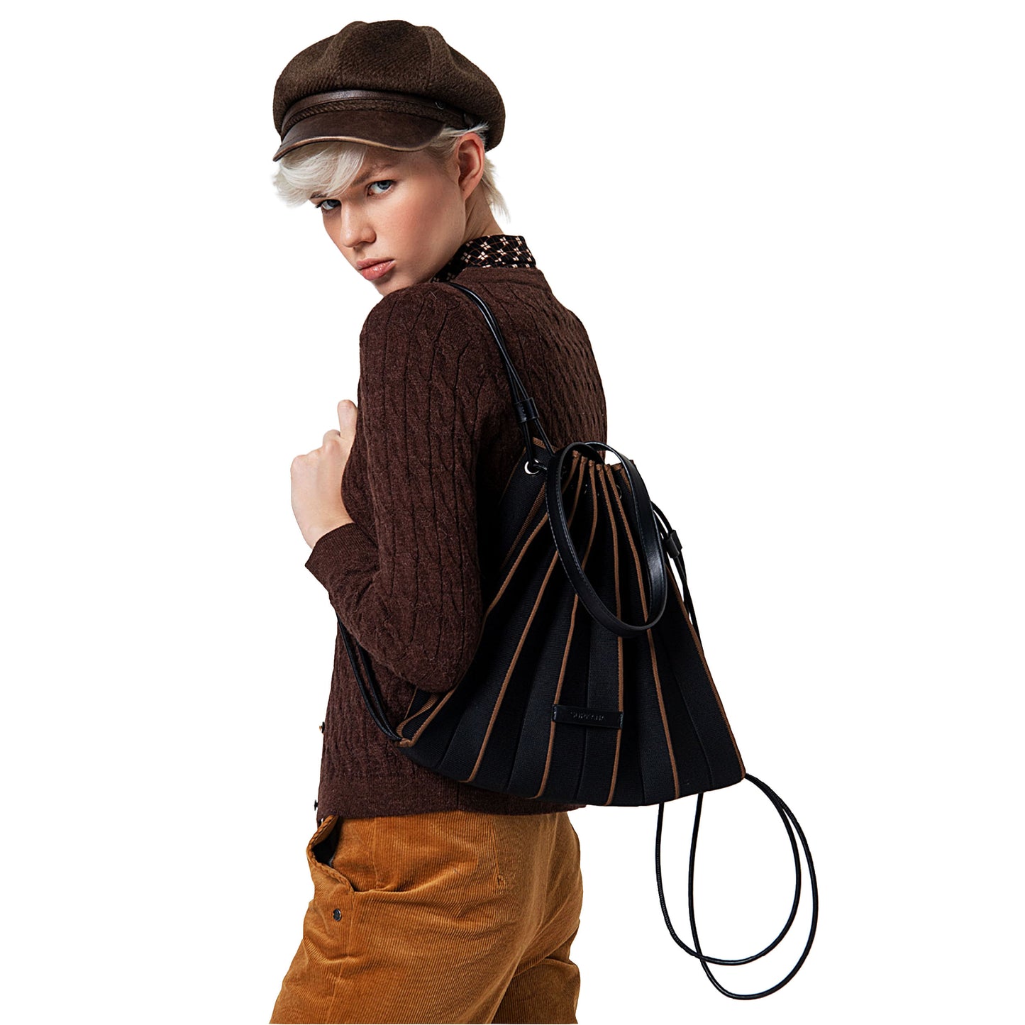 SURKANA - Borsa/zaino in maglia plissettata con necessaire