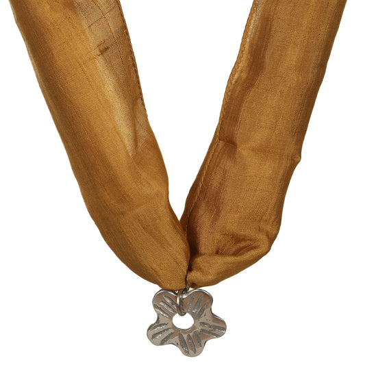 Collana seta riciclata puf con elementi legno e metallo