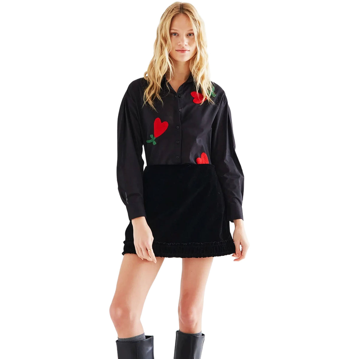 COMPAÑÍA FANTÁSTICA Camicia nera in cotone con ricami a cuore.