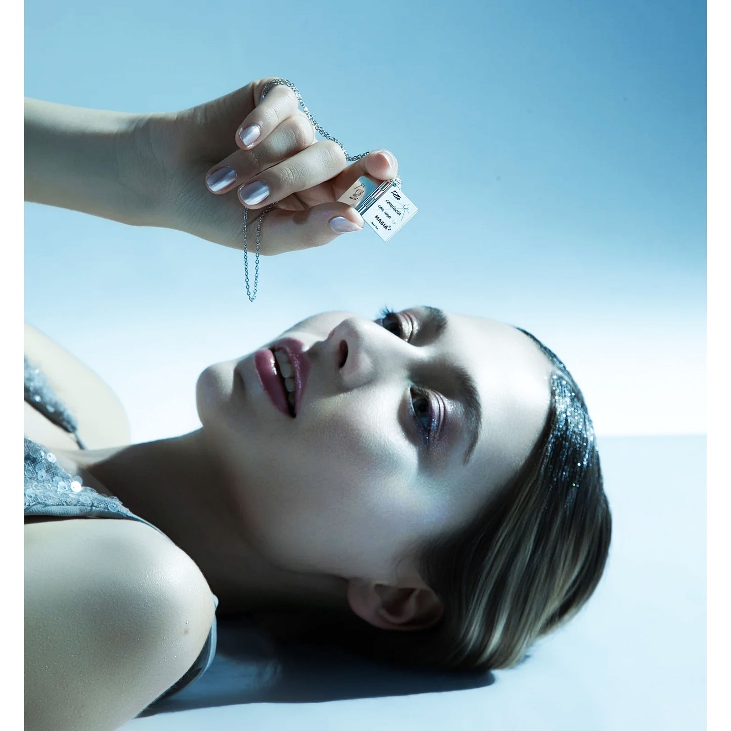 MAD TEA - Collana Libro Portafoto “Tutto comincia con una magia”-MAD TEA-VIALESCARPE