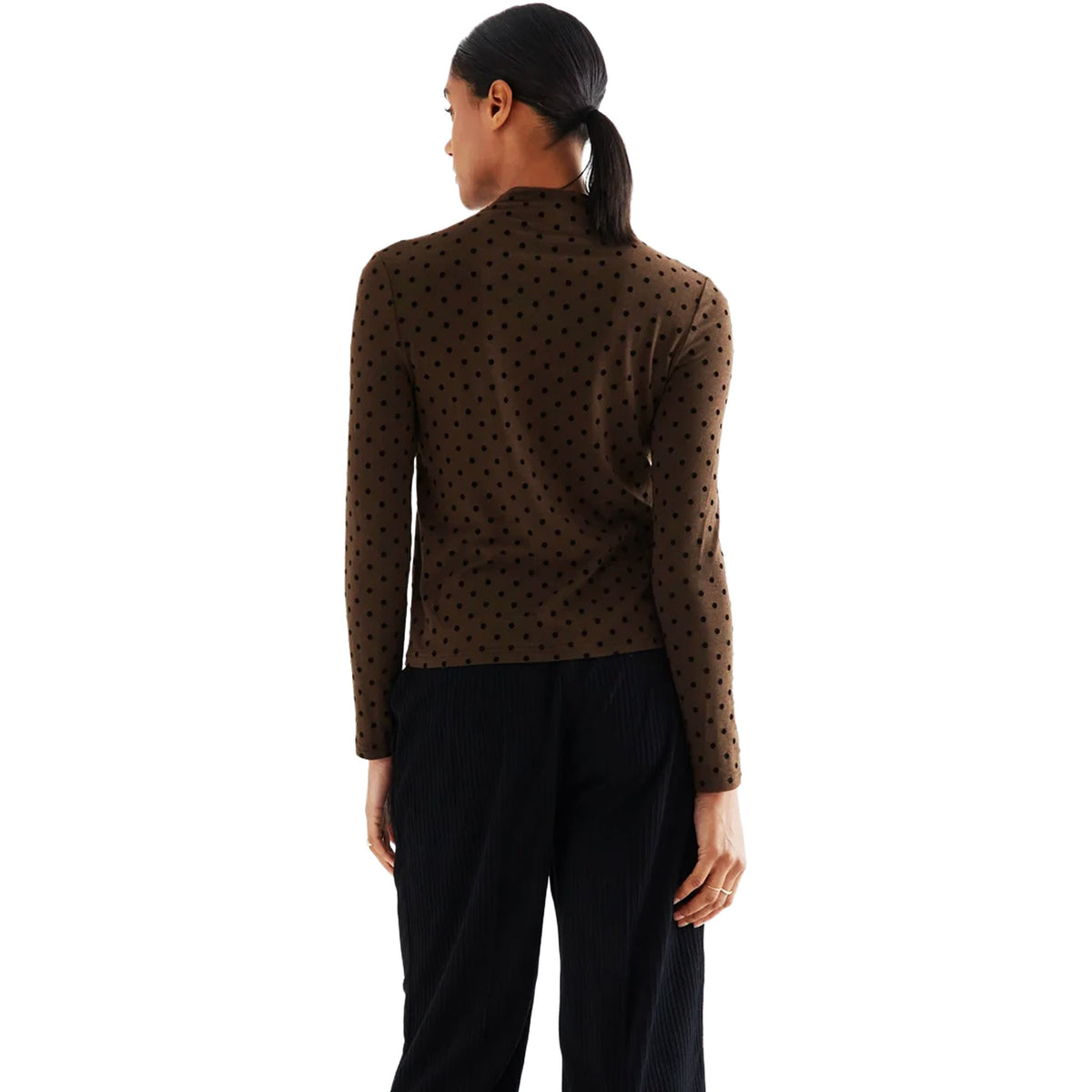 COMPAÑÍA FANTÁSTICA Maglia marrone a mini pois neri con collo altoCOMPAÑÍA FANTÁSTICA Maglia marrone a mini pois neri con collo alto