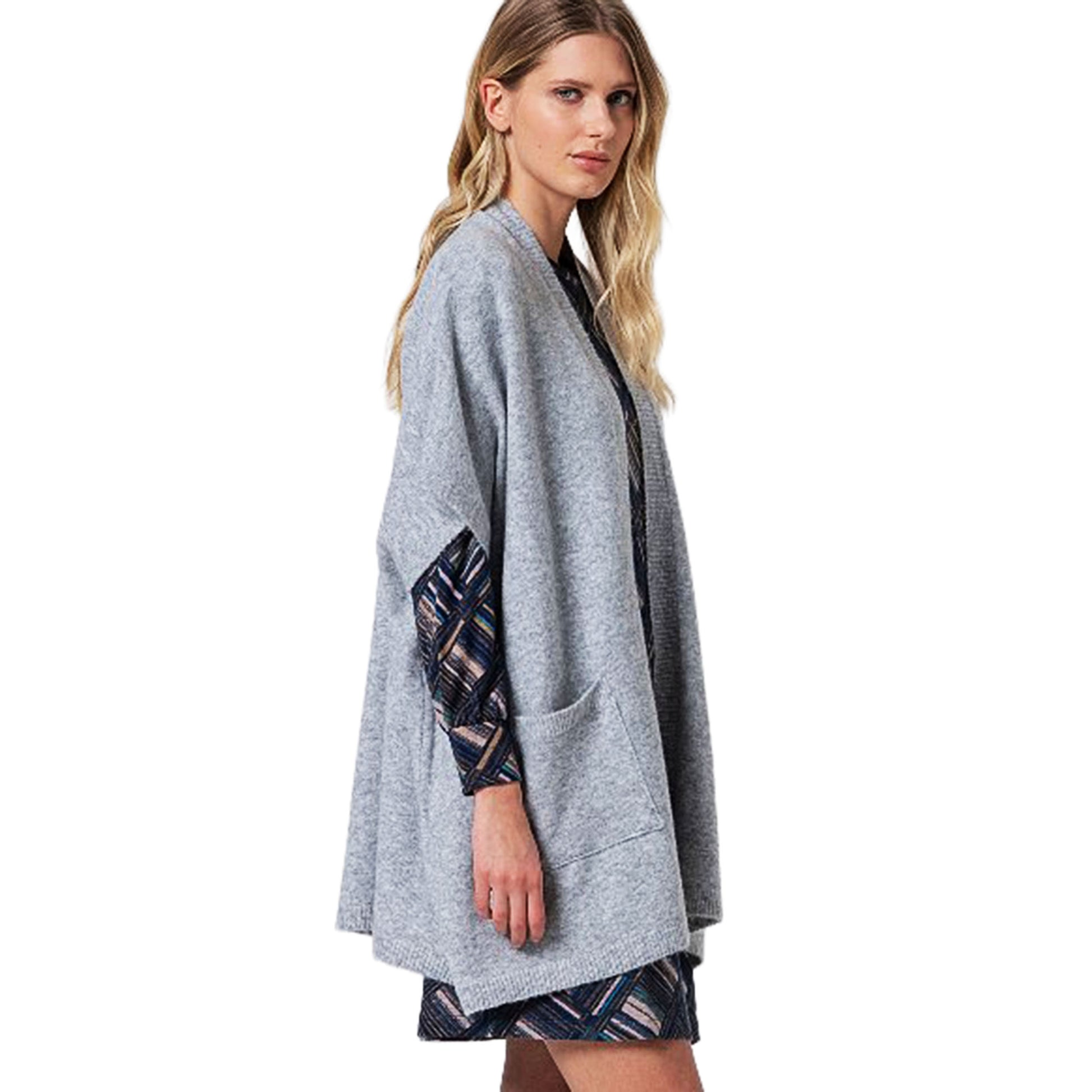 SURKANA - Poncho aperto in maglia con tasche-SURKANA-VIALESCARPE