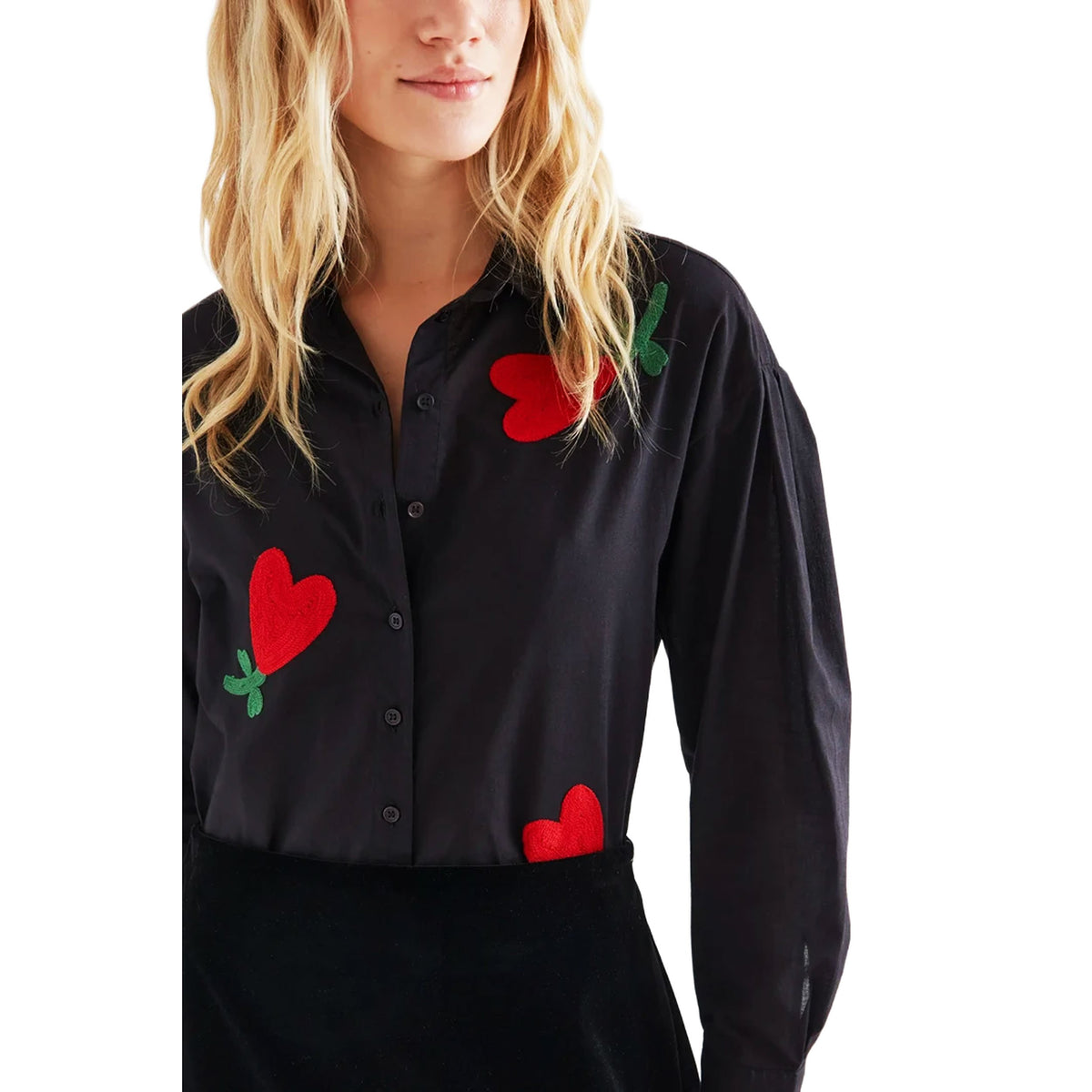 COMPAÑÍA FANTÁSTICA Camicia nera in cotone con ricami a cuore.