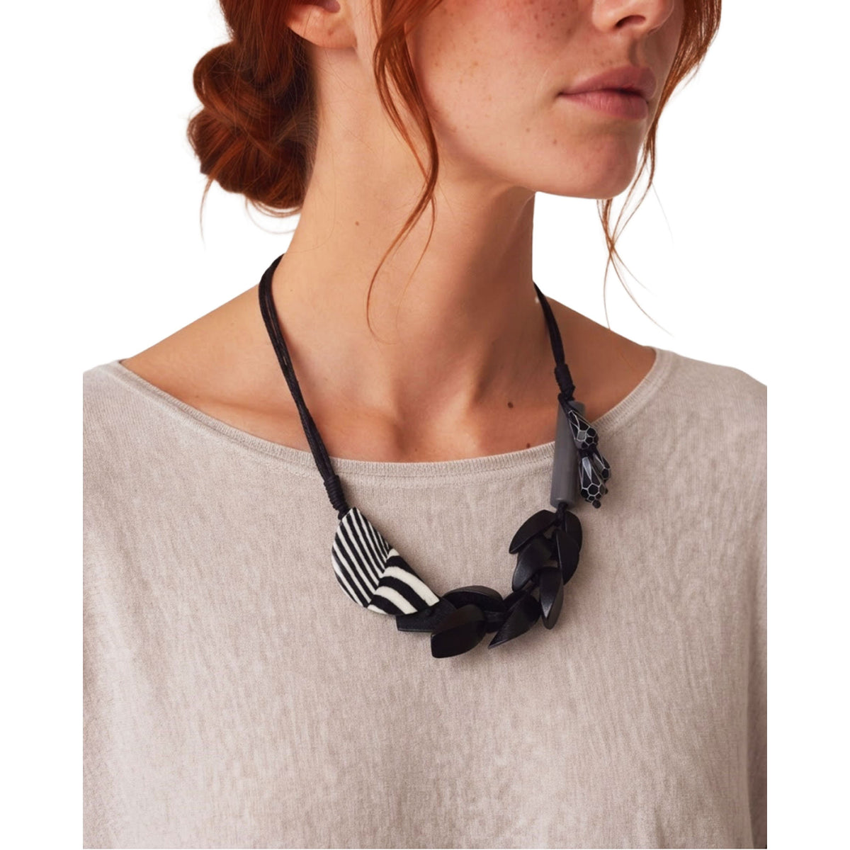 SURKANA Collana con Elementi in Legno e Petali Scolpiti Nera