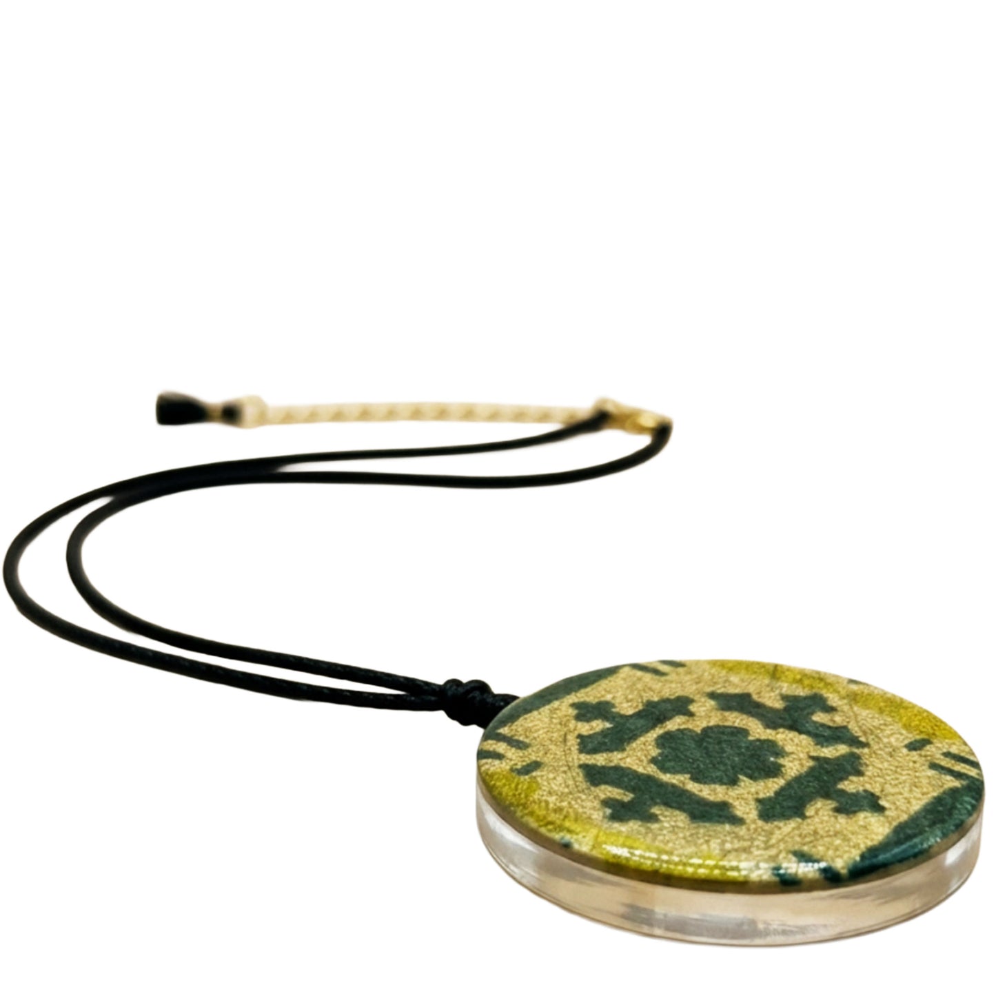 SURKANA Collana con medaglione mandala verde crudo